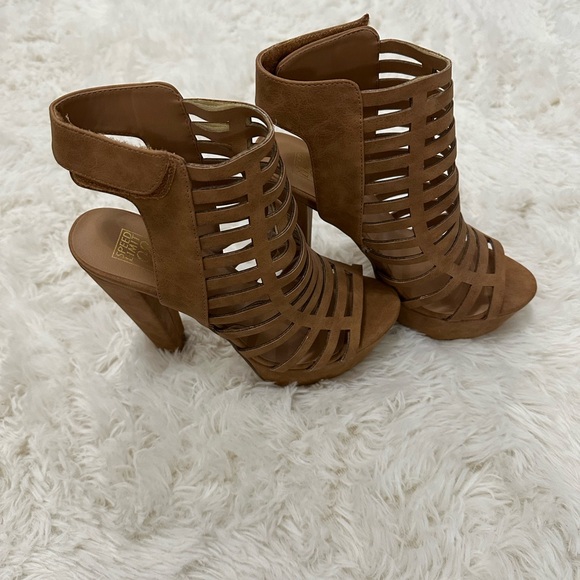 Never Worn Speed Limit 98 Tan Strappy Heels - Picture 2 of 5